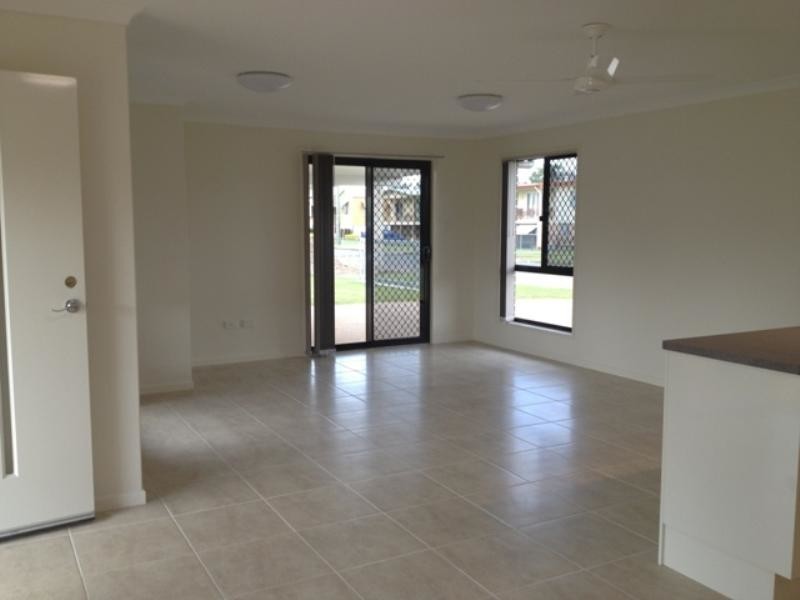 2/10 Thompson Street, Park Avenue QLD 4701